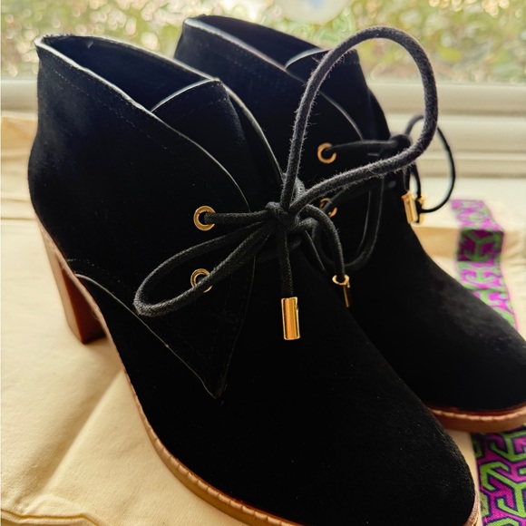 Tory Burch Hilary 75mm Bootie Black Suede Size 7.5 Worn Twice w/ Box - Picture 2 of 9